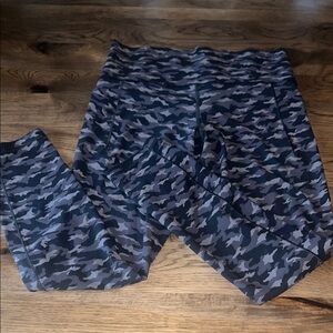 ATHLETA Black Camo Salutations Stash Pocket ll 7/8 Tight Leggings Size M/T